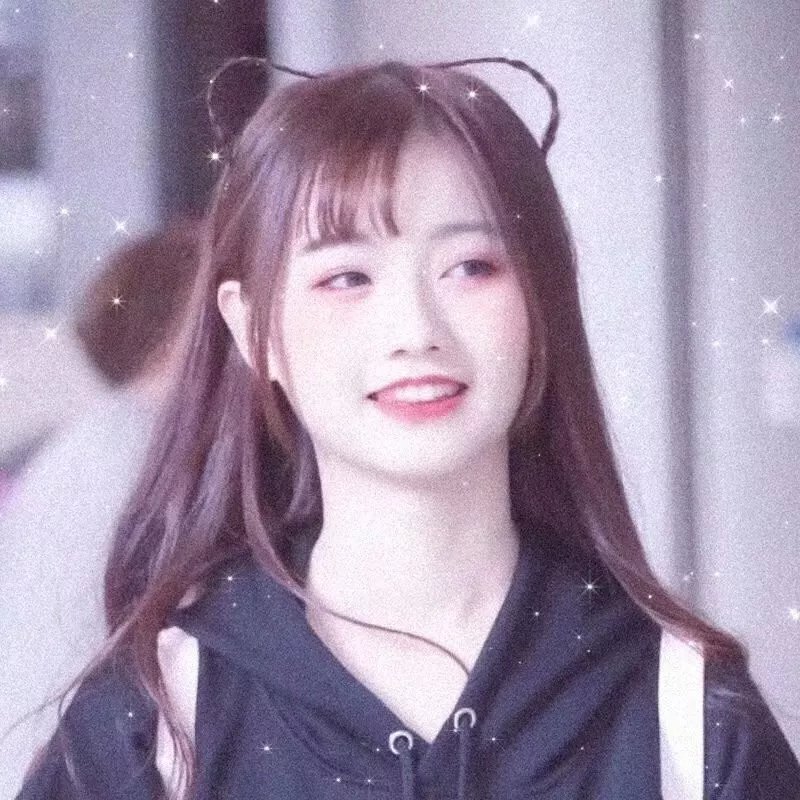端盘子的姑娘